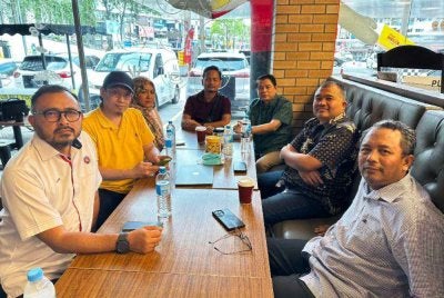 Norsyahrin (kiri) bersama wakil BUMIPEDA dalam satu pertemuan diadakan baru baru ini