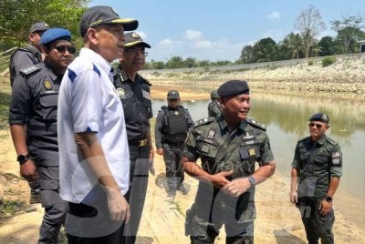 Armizan (kiri) melihat kawasan sempadan Malaysia-Thailand di Rantau Panjang yang turut disertai  Komander Briged Tenggara Pasukan Gerakan Am, Senior Asisten Komisioner Ahmad Radzi Hussain (kanan). - Foto:SINAR HARIAN/ADILA SHARINNI WAHID