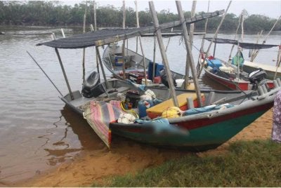 Keadaan bot nelayan yang terlibat kemalangan di muka Kuala Sungai Mangkok, di Setiu pada pagi Sabtu.