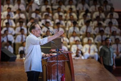 Perdana Menteri ketika berucap pada program Temu Anwar bersama Warga MCKK di Kolej Melayu Kuala Kangsar (MCKK) hari ini. - Foto: Bernama