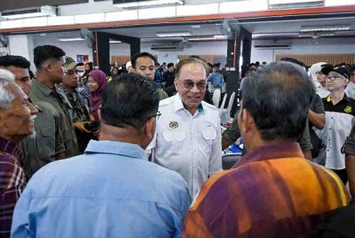 Anwar (tengah) ketika menghadiri Sesi Ramah Mesra YAB Perdana Menteri Bersama Warga Dan Bekas Pelajar Sekolah Menengah Kebangsaan (SMK) Clifford Kuala Kangsar hari ini. Foto: Bernama
