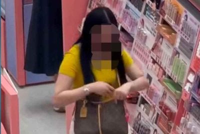 Tular video memaparkan aksi wanita dipercayai warga asing mencuri peralatan kecantikan di sebuah premis di sini.