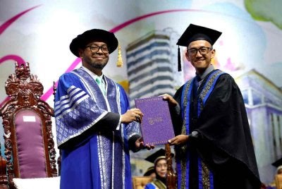 Zulkifli (kiri) menyampaikan skrol Anugerah Sijil Profesional kepada graduan Ridhuan Abu Hassan pada Majlis Pemasyhuran dan Konvokesyen ke-16 Universiti Antarabangsa MAIWP (UniMAIWP) yang diadakan di Dewan Merdeka, Pusat Dagangan Dunia (WTC), Kuala Lumpur hari ini. Foto: Bernama