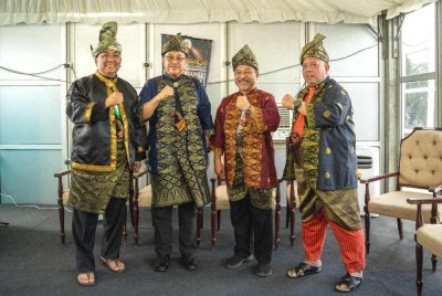 Ahmad Samsuri (dua, kiri) bersama empat Menteri Besar di bawah kerjasama SG4 (Perikatan Nasional) iaitu Menteri Besar Kedah, Datuk Seri Muhammad Sanusi Md Nor (kiri), Kelantan, Datuk Mohd Nassuruddin Daud (dua, kanan) dan Perlis, Abu Bakar Hamzah (kanan) merakam gambar sempena Majlis Perasmian Ijtimak Antarabangsa Perpaduan Ummah Kali Ke-5 di Kuala Nerus pada Sabtu.