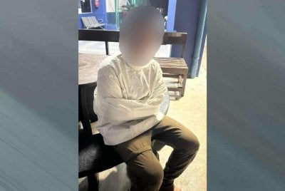 Seorang lelaki dipercayai tidak siuman ditahan polis selepas bertindak berbogel dan mengganggu lalu lintas di Jalan Langkap - Chui Chak, Langkap di sini pada Jumaat.