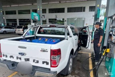 Penguat kuasa KPDN serbu stesen minyak sebelum bongkar aktiviti cubaan seleweng diesel di Sandakan.
