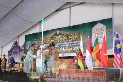 Abdul Hadi (tengah) melancarkan simbolik perasmian Ijtimak Antarabangsa Perpaduan Ummah ke-5 dan Himpunan Alam Melayu 2026 yang berlangsung di pekarangan Kompleks Sukan, Kuala Nerus pada Sabtu