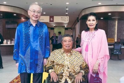 Ka Siong (kanan) menyifatkan mendiang Liong Sik sebagai tokoh pembina negara dan penyatu masyarakat menerusi institusi pendidikan.
