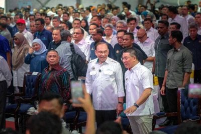 Anwar bersama Kor Ming (kanan) dan Saarani (kiri) ketika menghadiri Program Madani Rakyat 2026 Perak di Bulatan Sultan Azlan Shah Meru, Ipoh pada Sabtu.