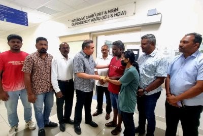 Anthony Loke (empat dari kiri) ketika menziarahi ahli keluarga mangsa di Hospital Segamat, Johor pada Sabtu.