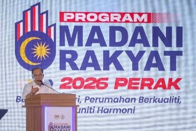 Anwar menyampaikan ucapan perasmian Program Madani Rakyat 2026 Perak di Bulatan Sultan Azlan Shah Meru, Ipoh pada Sabtu. - FOTO: Bernama 