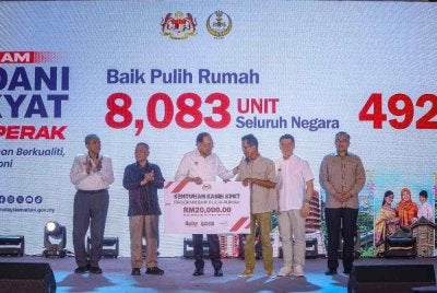 Anwar menyampaikan bantuan baik pulih rumah kepada salah seorang penerima selepas merasmikan Program Madani Rakyat 2026 di Bulatan Sultan Azlan Shah,Ipoh pada Sabtu.
Turut hadir, Menteri Perumahan dan Kerajaan Tempatan Nga Kor Ming (dua,kanan ), Menteri Besar Perak Datuk Seri Saarani Mohamad (dua,kiri) dan Ketua Setiausaha Negara Tan Sri Shamsul Azri Abu Bakar (kiri).
--fotoBERNAMA (2026) HAK CIPTA TERPELIHARA