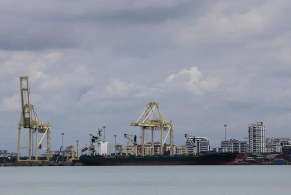 4. Malaysia
Kapal Malaysia antara yang diberi kebenaran melintasi Selat Hormuz tanpa dikenakan sekatan tol atau gangguan. Keputusan ini mencerminkan hubungan diplomatik yang baik antara Malaysia dan Iran, dan memastikan bekalan minyak serta LPG Malaysia dari Teluk terus stabil semasa krisis.