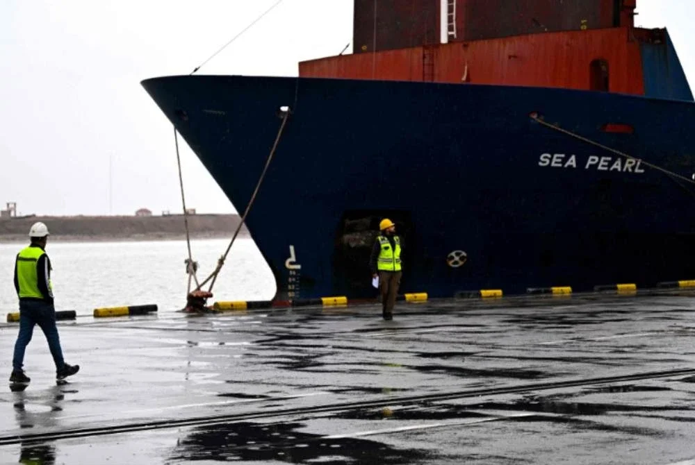 10.Iraq
Kapal Iraq dibenarkan melintasi Selat Hormuz selepas perundingan bilateral dengan Iran, memanfaatkan hubungan geopolitik rapat kedua-dua negara. Laluan ini penting untuk eksport minyak Iraq ke pasaran global dan memastikan aliran perdagangan berterusan di rantau berkenaan.