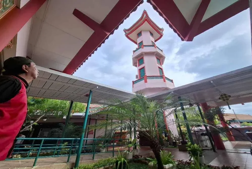 Seni bina Masjid Muhammadiah adalah berinspirasikan budaya Cina, lengkap dengan ukiran halus dan struktur ala pagoda.