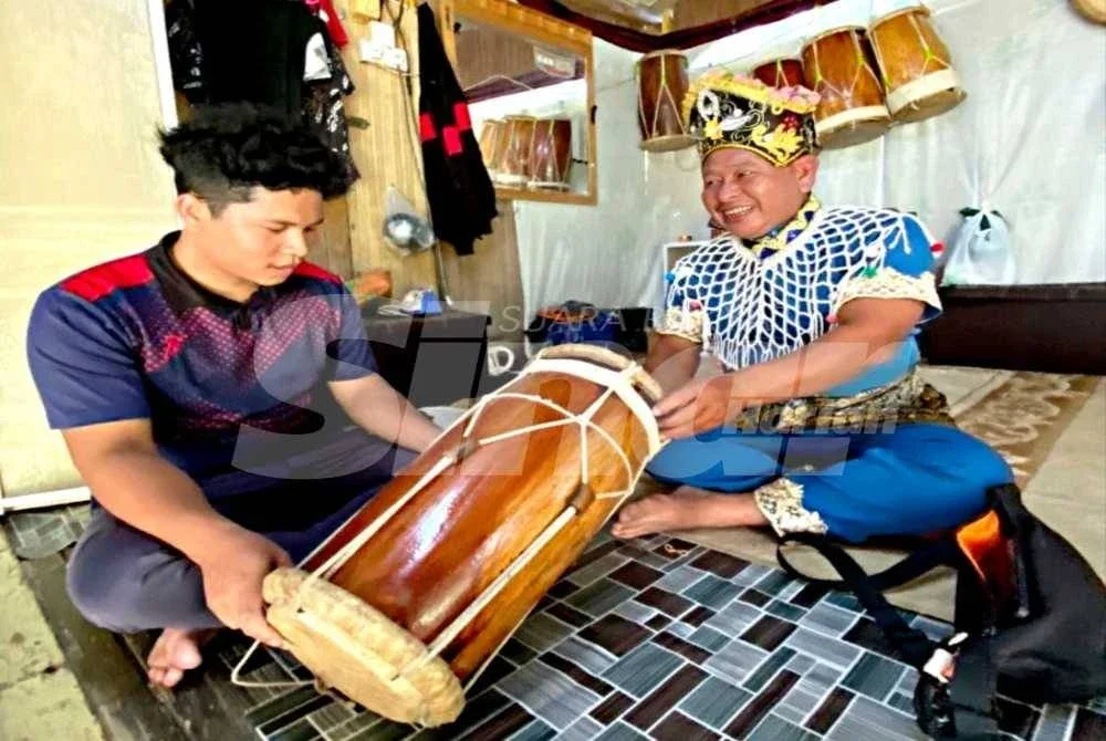 Abdullah Harman (kanan) berharap generasi muda mempelajari dan menghargai seni warisan itu agar tidak pupus ditelan arus pemodenan.