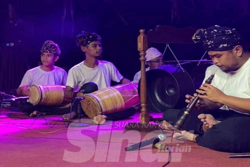Walaupun bayaran sekitar RM1,000 bagi satu persembahan sering dianggap tinggi, hakikatnya ia perlu dikongsi bersama kumpulan pemuzik termasuk pemain gendang dan serunai, selain menampung kos peralatan.