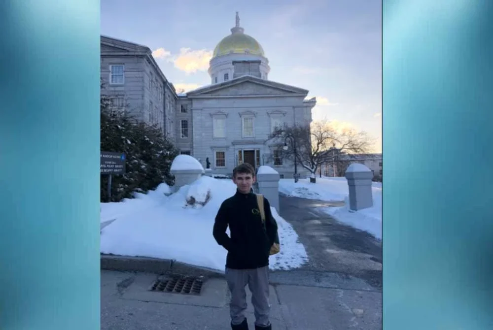 Roy berdiri di luar Dewan Negeri Vermont.