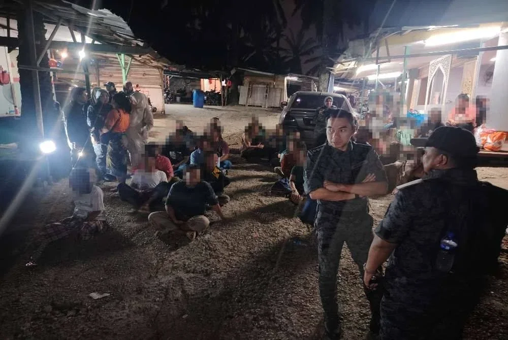 
Pasukan operasi melaksanakan pemeriksaan ke atas warga asing semasa serbuan penempatan haram di Setia Alam pada Jumaat.