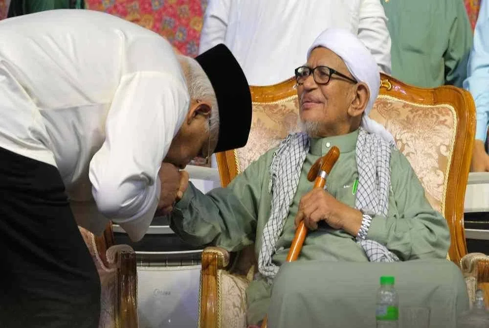 Hamzah bersalaman bersama Presiden Pas, Tan Sri Abdul Hadi Awang.