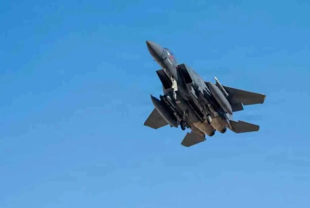 Insiden penembakan jatuh sebuah pesawat F-15 Eagle pada Jumaat dilihat sebagai satu tamparan besar kepada Washington. - Gambar Reuters