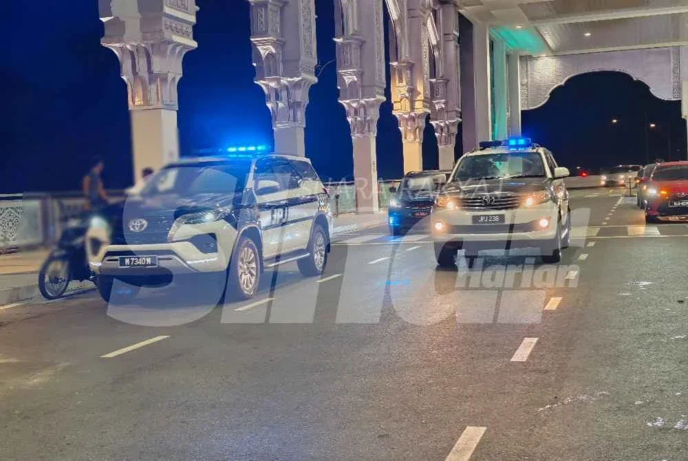 Tinjauan Sinar Harian sekitar jam 7 hingga 9 malam di lokasi pada Sabtu mendapati 'mat rempit' tidak muncul seperti biasa apabila kelihatan kenderaan polis dan JPJ melakukan rondaan secara berkala. Foto: HAZELEN LIANA KAMARUDIN