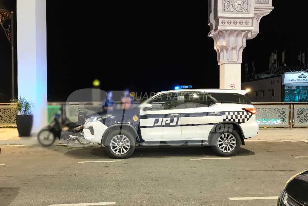 Anggota JPJ melakukan rondaan dan kelihatan beberapa motosikal milik penghantar makanan di sekitar balai perlepasan terminal baharu LTSIP Pengkalan Chepa di Kota Bharu. Foto: HAZELEN LIANA KAMARUDIN