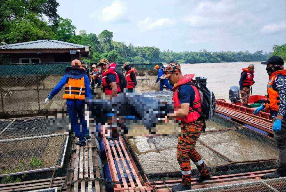 Anggota bomba mengangkat mayat Muhammad Amirul Ashraf yang ditemukan pada Ahad. Foto: JBPM Pahang