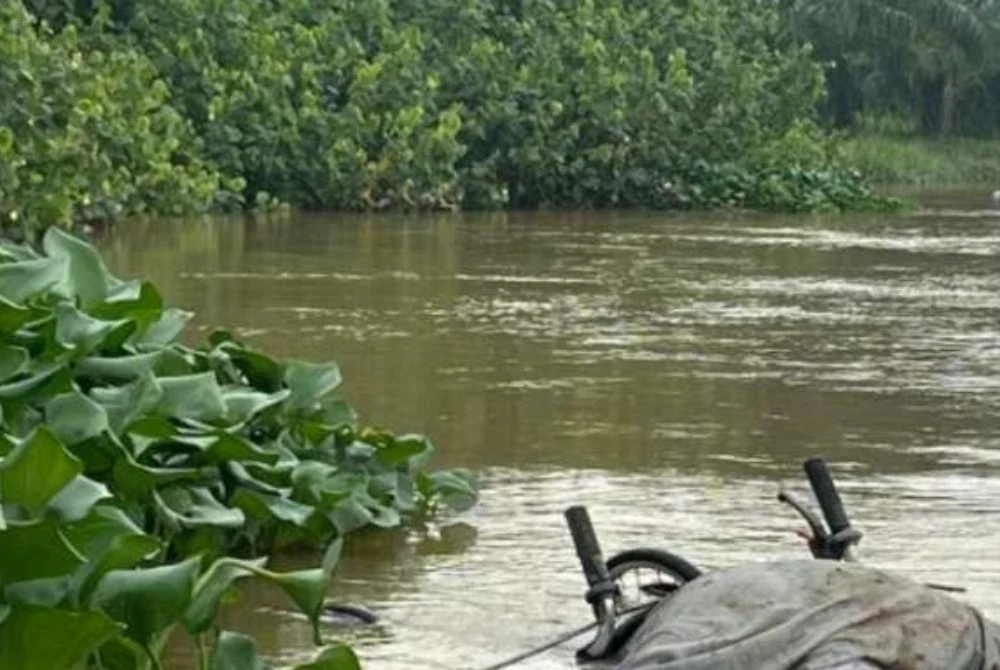 Kerusi roda digunakan mangsa ditemui oleh pasukan bomba di Sungai Kampung Kuantan pada Ahad.