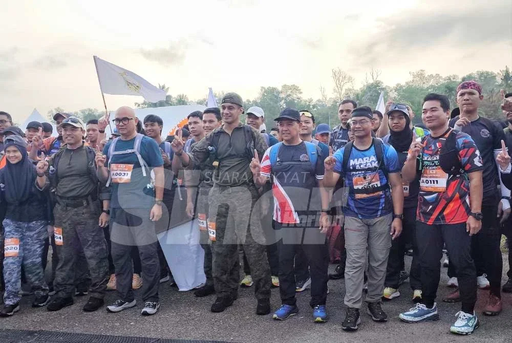 Fadzli (depan, tiga dari kiri) turut mengambil bahagian dalam Mara Lasak Pahang 2.0 yang diadakan di Felda Chini pada Ahad.
