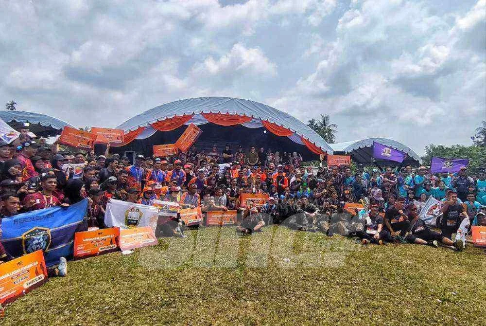Tengku Hassanal berkenaan bergambar dengan semua peserta Mara Lasak Pahang 2.0 di Felda Chini pada Ahad