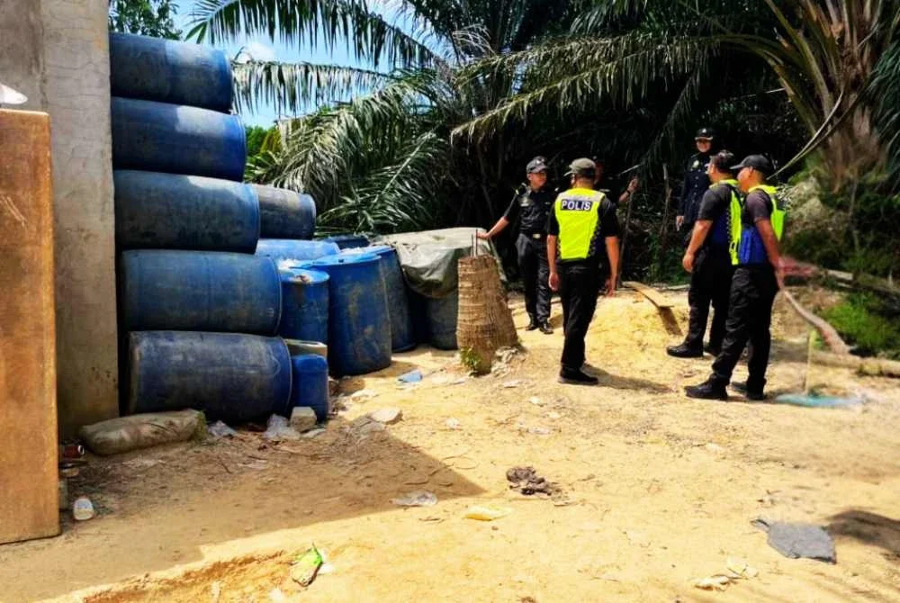 Penguat kuasa KPDN dan PPM menyerbu lokasi tempat penyimpanan petrol di Kampung Pagasaon, Pitas.