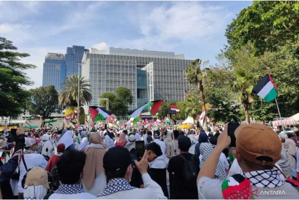 Peserta memenuhi kawasan menghala ke Monas, berhampiran stesen kereta api Gambir seawal jam 8.30 pagi waktu tempatan sebagai tanda belasungkawa terhadap tiga anggota TNI yang gugur di Lebanon Selatan ketika menjalankan misi perdamaian PBB - Foto: ANTARA