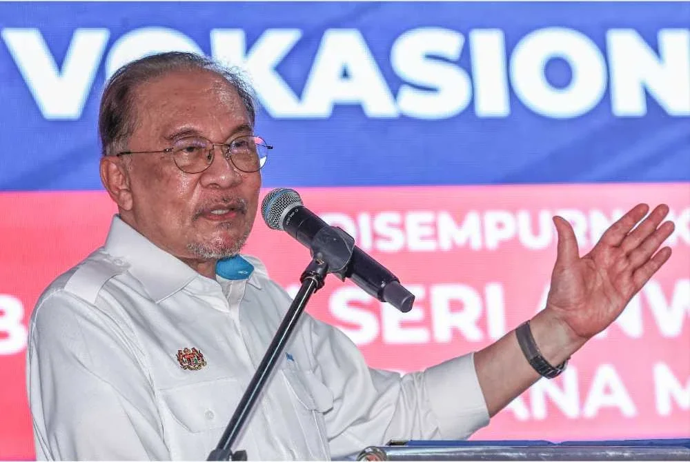 Anwar ketika berucap pada Majlis Peluncuran Kolej Vokasional Pengerang di Sekolah Menengah Kebangsaan Tanjung Pengelih hari ini. - Foto: Bernama