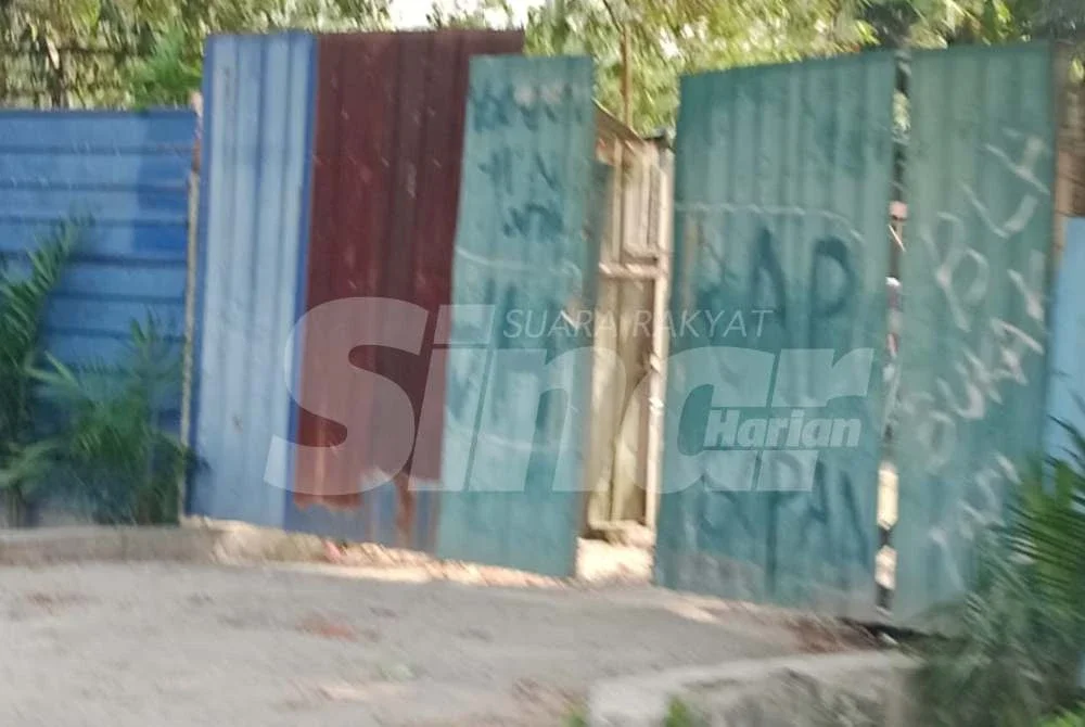 Laluan masuk di salah sebuah penempatan haram di Setia Alam di sini.