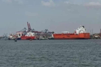 1. Pakistan
Kapal tangki Pakistan berjaya melalui Selat Hormuz selepas rundingan keselamatan dan protokol diplomatik dengan Iran. Laluan ini penting untuk memastikan bekalan minyak Pakistan yang banyak bergantung pada import dari Teluk tidak terjejas.