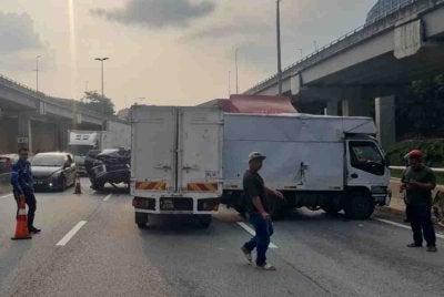 Keadaan kemalangan melibatkan empat kenderaan di Lebuhraya DUKE pada Sabtu.