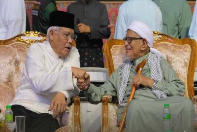 Hamzah bersalaman bersama Presiden Pas, Tan Sri Abdul Hadi Awang ketika hadir pada program Pidato Penyatuan Ummah sempena Ijtimak Antarabangsa Perpaduan Ummah ke-5 dan Himpunan Alam Melayu 2026 di pekarangan Kompleks Sukan Terengganu di Kuala Nerus pada Sabtu.