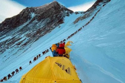 Pihak berkuasa di Nepal menyiasat skim penipuan insurans bernilai kira-kira AS$20 juta (RM81 juta) melibatkan operasi penyelamatan palsu di Gunung Everest serta kemasukan hospital secara tidak sah bagi tuntutan pampasan.
