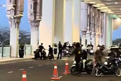 Sebelum itu tular di media sosial pada Sabtu rakaman video gelagat mat rempit yang terdiri daripada anak muda berkumpul beramai-ramai di balai perlepasan terminal baharu LTSIP Pengkalan Chepa.