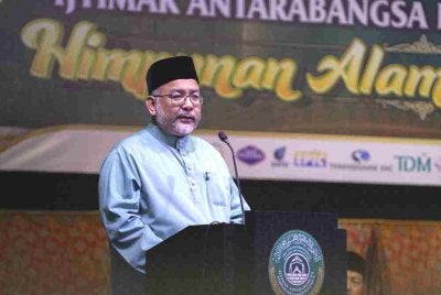 Wan Sukairi ketika berucap pada program Pidato Penyatuan Ummah sempena Ijtimak Antarabangsa Perpaduan Ummah ke-5 dan Himpunan Alam Melayu 2026 di pekarangan Kompleks Sukan Terengganu di Kuala Nerus pada Sabtu.