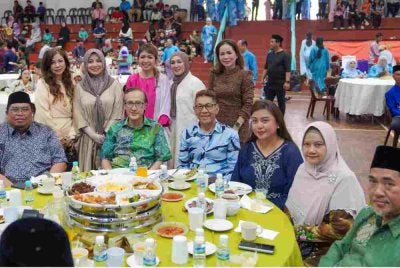 Masidi (duduk, dua dari kiri) bergambar bersama tetamu yang hadir pada Majlis Kesyukuran Hari Raya Aidilfitri di Dewan Masyarakat Ranau pada Sabtu.
