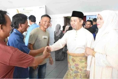 Jamawi (dua dari kanan) ketika melayan tetamu pada Majlis Sambutan Rumah Terbuka Hari Raya Aidilfitri di Dewan Datuk Seri Panglima Antanom, Tenom.