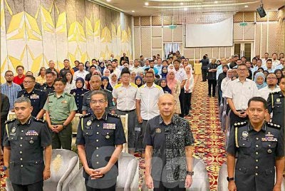 Armizan (depan, dua dari kanan) semasa hadir merasmikan Taklimat Penguatkuasaan Ops Tiris 4.0 (Bersepadu) dan Akta Kawalan Bekalan 1961 Kepada Pemborong Barangan Kawalan dan Pengusaha Stesen Minyak Kelantan di Kota Bharu pada Ahad. 
