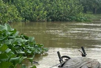 Kerusi roda digunakan mangsa ditemui oleh pasukan bomba di Sungai Kampung Kuantan pada Ahad.