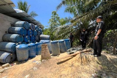 Penguat kuasa KPDN dan PPM menyerbu lokasi tempat penyimpanan petrol di Kampung Pagasaon, Pitas.