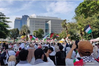 Peserta memenuhi kawasan menghala ke Monas, berhampiran stesen kereta api Gambir seawal jam 8.30 pagi waktu tempatan sebagai tanda belasungkawa terhadap tiga anggota TNI yang gugur di Lebanon Selatan ketika menjalankan misi perdamaian PBB - Foto: ANTARA