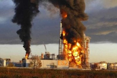 Kebakaran di loji penapisan minyak NORSI Rusia tercetus selepas satu serangan dron - Foto: Reuters