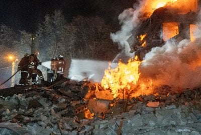 Pihak berkuasa Abu Dhabi bertindak balas terhadap beberapa kebakaran di loji petrokimia Borouge - Foto: AP