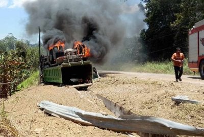 Lori yang dipandu mangsa terbakar dalam kemalangan di Ulu Kukut, Jalan Kota Belud - Kota Marudu.